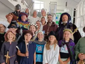 Mit Spielszenen und Requisiten brachten 14 Schauspielerinnen und Schauspieler der Festspielgemeinschaft den Kindern der Grundschule Burgthann die Geschichte Eppeleins näher.