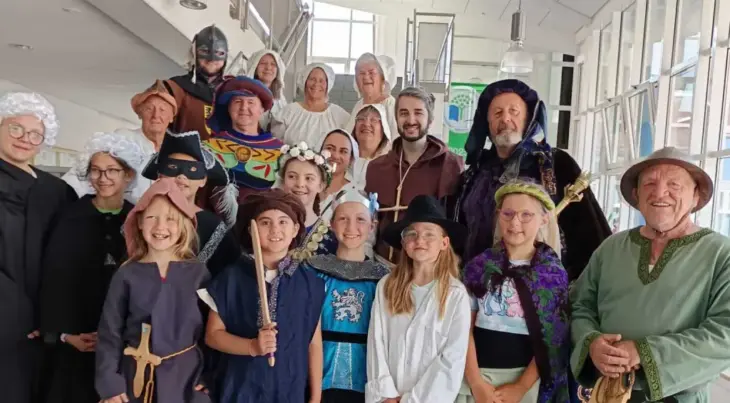 Mit Spielszenen und Requisiten brachten 14 Schauspielerinnen und Schauspieler der Festspielgemeinschaft den Kindern der Grundschule Burgthann die Geschichte Eppeleins näher.