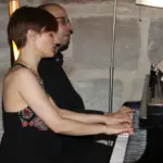 Konzentriert am Flügel: Das Klavierduo Jost/Costa bringt auf der Burg Grünsberg sein Programm „Wiener Fantasien“ zur Aufführung.
