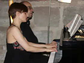 Konzentriert am Flügel: Das Klavierduo Jost/Costa bringt auf der Burg Grünsberg sein Programm „Wiener Fantasien“ zur Aufführung.