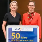 „Ulrike hat nie gewartet, bis andere sagen, was Sache ist. Sie setzte die Maßstäbe selbst und stellte die Vhs dabei krisensicher und innovativ auf“, sagt Petra Winterstein (rechts) über Ulrike Scheske. Das Foto entstand 2023 beim Vhs-Jubiläum.