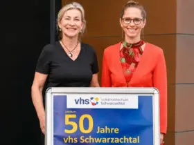 „Ulrike hat nie gewartet, bis andere sagen, was Sache ist. Sie setzte die Maßstäbe selbst und stellte die Vhs dabei krisensicher und innovativ auf“, sagt Petra Winterstein (rechts) über Ulrike Scheske. Das Foto entstand 2023 beim Vhs-Jubiläum.