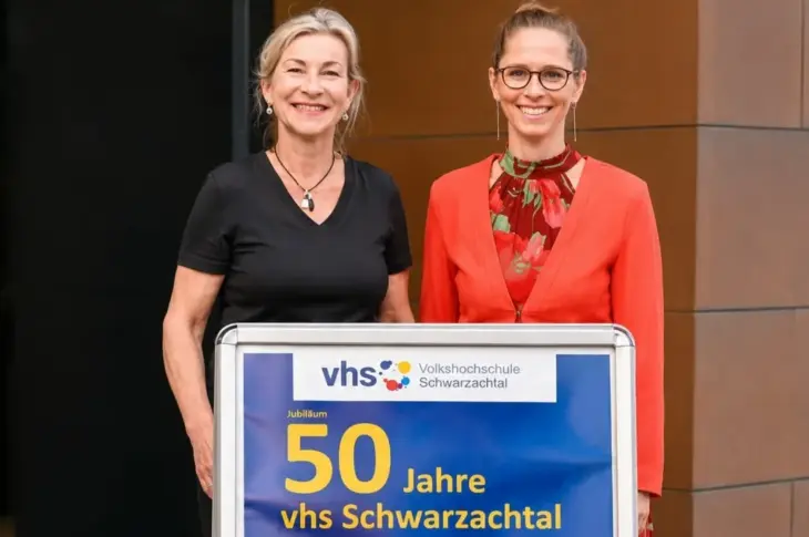 „Ulrike hat nie gewartet, bis andere sagen, was Sache ist. Sie setzte die Maßstäbe selbst und stellte die Vhs dabei krisensicher und innovativ auf“, sagt Petra Winterstein (rechts) über Ulrike Scheske. Das Foto entstand 2023 beim Vhs-Jubiläum.