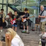 Am Sonntag gehörte die Bühne den Kindern und Jugendlichen. Hier unterstützt von Pavel Sandorf.