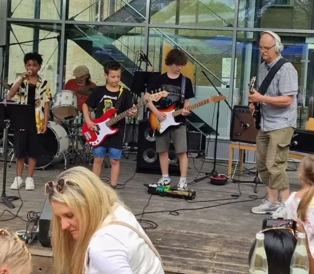 Am Sonntag gehörte die Bühne den Kindern und Jugendlichen. Hier unterstützt von Pavel Sandorf.