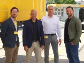 Von links: Markus Ehm (DHL), Bürgermeister Harald Danzl, Bernd Kloos (DHL) und Florian Prey (Leiter Paketzentrum Feucht).