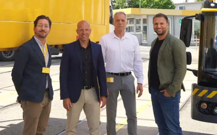 Von links: Markus Ehm (DHL), Bürgermeister Harald Danzl, Bernd Kloos (DHL) und Florian Prey (Leiter Paketzentrum Feucht).
