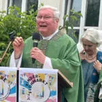 Pfarrer Albert Börschlein (links) feiert sein 50-jähriges Priesterjubiläum, rechts neben ihm Pfarrer Dominik Pillmayer.