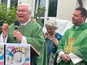 Pfarrer Albert Börschlein (links) feiert sein 50-jähriges Priesterjubiläum, rechts neben ihm Pfarrer Dominik Pillmayer.
