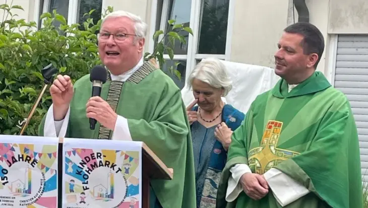 Pfarrer Albert Börschlein (links) feiert sein 50-jähriges Priesterjubiläum, rechts neben ihm Pfarrer Dominik Pillmayer.