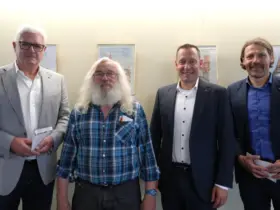 Bei der Spendenübergabe (von links): Jürgen Six, Erhard Liebel, Armin Kroder und Markus Deyhle.