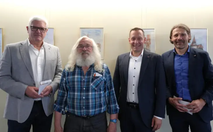 Bei der Spendenübergabe (von links): Jürgen Six, Erhard Liebel, Armin Kroder und Markus Deyhle.