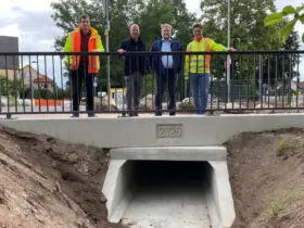 Von links: Udo Satzinger vom Büro Meyer & Schmidt aus Lauf, Bürgermeister Harald Danzl, Bauamtsleiter Andreas Brandmann und Christian Weizer von der Firma Max Bögl. 