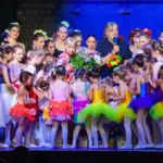Der Leiter des Ballett Centrum Nürnberger Land, Jerzy Pietka, inmitten seiner Schülerinnen und Schüler: Das Centrum feiert sein 25-jähriges Jubiläum.