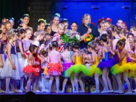 Der Leiter des Ballett Centrum Nürnberger Land, Jerzy Pietka, inmitten seiner Schülerinnen und Schüler: Das Centrum feiert sein 25-jähriges Jubiläum.