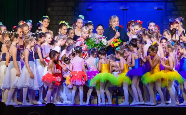 Der Leiter des Ballett Centrum Nürnberger Land, Jerzy Pietka, inmitten seiner Schülerinnen und Schüler: Das Centrum feiert sein 25-jähriges Jubiläum.