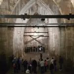Der Innenraum erinnert mit seiner monumentalen Wirkung an eine verborgene Kathedrale aus Stein.
