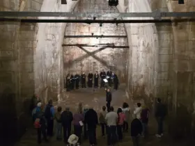 Der Innenraum erinnert mit seiner monumentalen Wirkung an eine verborgene Kathedrale aus Stein.