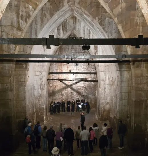Der Innenraum erinnert mit seiner monumentalen Wirkung an eine verborgene Kathedrale aus Stein.