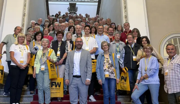 Felix Locke (vorne, Mitte) mit den Teilnehmern der Landtagsfahrt.