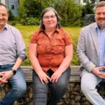 Franziska Stadelmann mit Bürgermeister Martin Tabor (rechts) und Geschäftsleiter Christof Rothkegel (links).