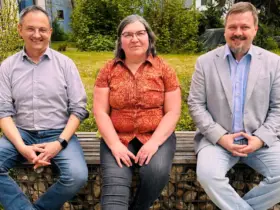 Franziska Stadelmann mit Bürgermeister Martin Tabor (rechts) und Geschäftsleiter Christof Rothkegel (links).