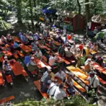 Idyllischer Veranstaltungsort: Das Felsenkellerfest in Nürnberg Fischbach findet unter großen Bäumen statt.