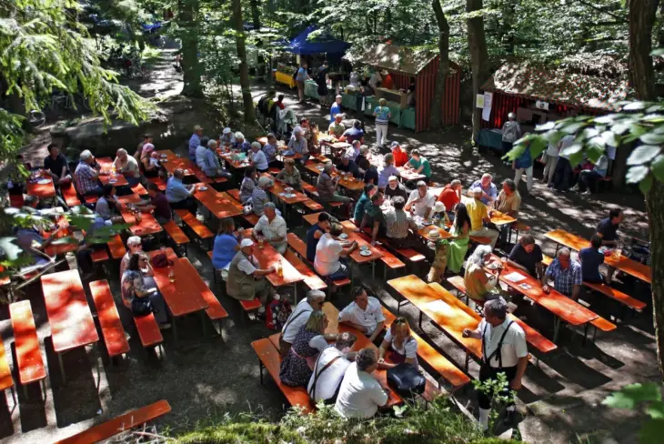 Idyllischer Veranstaltungsort: Das Felsenkellerfest in Nürnberg Fischbach findet unter großen Bäumen statt.
