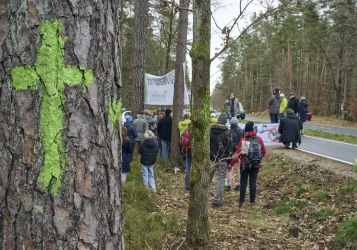 Die Bund-Naturschutz-Ortsgruppe Altdorf-Winkelhaid bei einer Demonstration in Ludersheim.