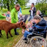 Fröhliche Momente schenkten zwei Alpakas den Bewohnerinnen und Bewohnern der Lebenshilfe-Wohnstätte am Bitterbach in Lauf.