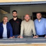 In den Schwarzenbrucker Plärrerkiosk kehrt wieder Leben ein (von links): Vater Nexhdet und Sohn Almijan Morina, Bürgermeister Martin Glienke und Geschäftsführer der Gemeinde, Michael Hess.