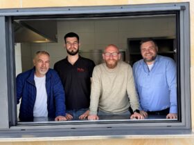 In den Schwarzenbrucker Plärrerkiosk kehrt wieder Leben ein (von links): Vater Nexhdet und Sohn Almijan Morina, Bürgermeister Martin Glienke und Geschäftsführer der Gemeinde, Michael Hess.