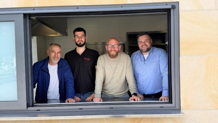 In den Schwarzenbrucker Plärrerkiosk kehrt wieder Leben ein (von links): Vater Nexhdet und Sohn Almijan Morina, Bürgermeister Martin Glienke und Geschäftsführer der Gemeinde, Michael Hess.