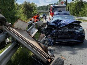Ein Anhänger hatte sich überschlagen und war auf die Gegenfahrbahn geraten.