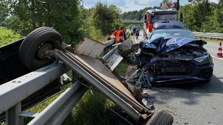 Ein Anhänger hatte sich überschlagen und war auf die Gegenfahrbahn geraten.