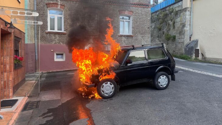 In Flammen stand der Motorraum dieses Autos in der Mühlgasse.
