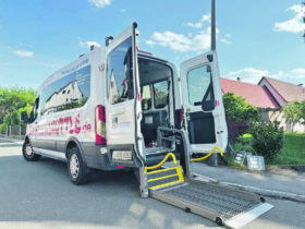 Modern ausgestattete Fahrzeuge stellen den komfortablen und sicheren Transport der Passagiere sicher.