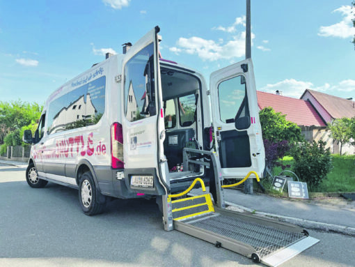 Modern ausgestattete Fahrzeuge stellen den komfortablen und sicheren Transport der Passagiere sicher.