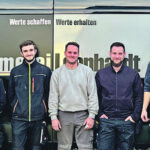 Fünf Personen vor ihrem Firmenlogo