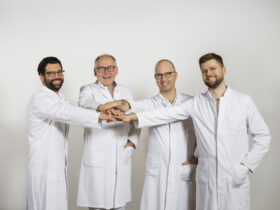 Das Team der Schulter- und Ellenbogenklinik am Krankenhaus Rummelsberg freut sich über das Gold-Siegel: Oberarzt Dr. Tarek Maktabi, Chefarzt Prof. Dr. Richard Stangl, Sektionsleiter PD Dr. Lars Eden und Assistenzarzt Artem Malchovetskii (von links).