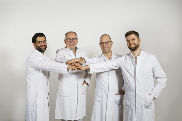 Das Team der Schulter- und Ellenbogenklinik am Krankenhaus Rummelsberg freut sich über das Gold-Siegel: Oberarzt Dr. Tarek Maktabi, Chefarzt Prof. Dr. Richard Stangl, Sektionsleiter PD Dr. Lars Eden und Assistenzarzt Artem Malchovetskii (von links).