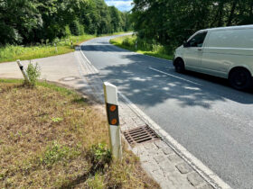 Damit für die künftige Logistik-Zufahrt des Krankenhauses Rummelsberg beim Linksabbiegen nicht der gesamte Verkehr ausgebremst wird und die Sicherheit für alle Verkehrsteilnehmer gegeben ist, wird eine Abbiegespur geschaffen.