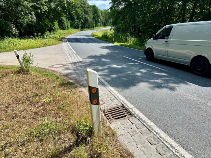 Damit für die künftige Logistik-Zufahrt des Krankenhauses Rummelsberg beim Linksabbiegen nicht der gesamte Verkehr ausgebremst wird und die Sicherheit für alle Verkehrsteilnehmer gegeben ist, wird eine Abbiegespur geschaffen.