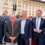 Norbert Dünkel (2. von rechts) mit Thomas Paul (Mitte) und Fritz Merkel (2. v. l.) beim Sommerempfang des Landtags, wo Ehrenamtliche aus ganz Bayern zusammenkamen.