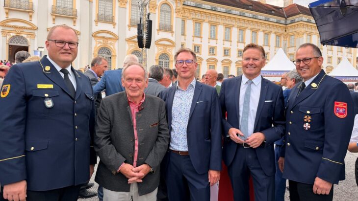 Norbert Dünkel (2. von rechts) mit Thomas Paul (Mitte) und Fritz Merkel (2. v. l.) beim Sommerempfang des Landtags, wo Ehrenamtliche aus ganz Bayern zusammenkamen.