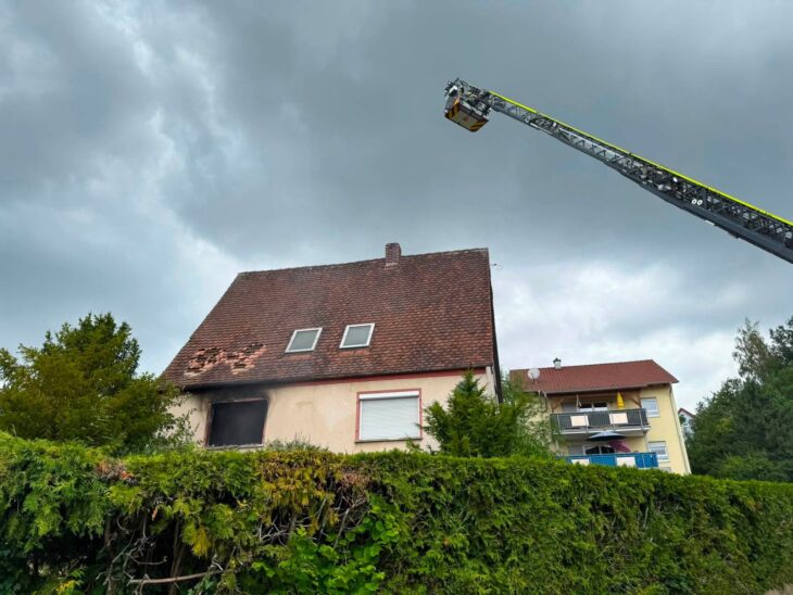 Ein Feuer in einem Einfamilienhaus hat am Sonntagnachmittag einen Großeinsatz in Reichenschwand ausgelöst.