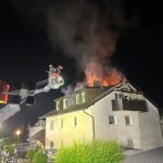 Ein starker Dachstuhlbrand forderte den Einsatz zahlreicher Feuerwehren in Winkelhaid.