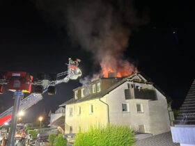 Ein starker Dachstuhlbrand forderte den Einsatz zahlreicher Feuerwehren in Winkelhaid.