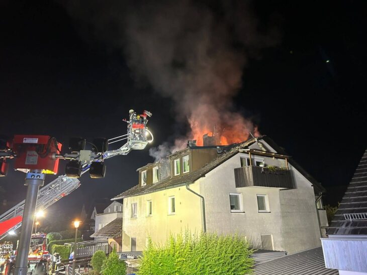 Ein starker Dachstuhlbrand forderte den Einsatz zahlreicher Feuerwehren in Winkelhaid.