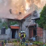 Ein Dachstuhlbrand in der Forther Hauptstraße hat am Montagmorgen einen Großeinsatz der Feuerwehr ausgelöst.